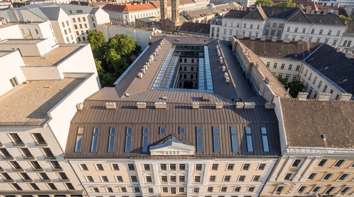 The building seen from above, with its skylights; the domes of the Dohány Street Synagogue in the background.